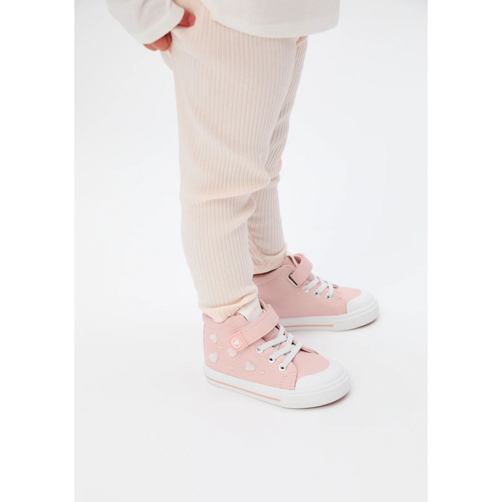 Sneakers alte per neonati con stampa a cuore e design rispettoso