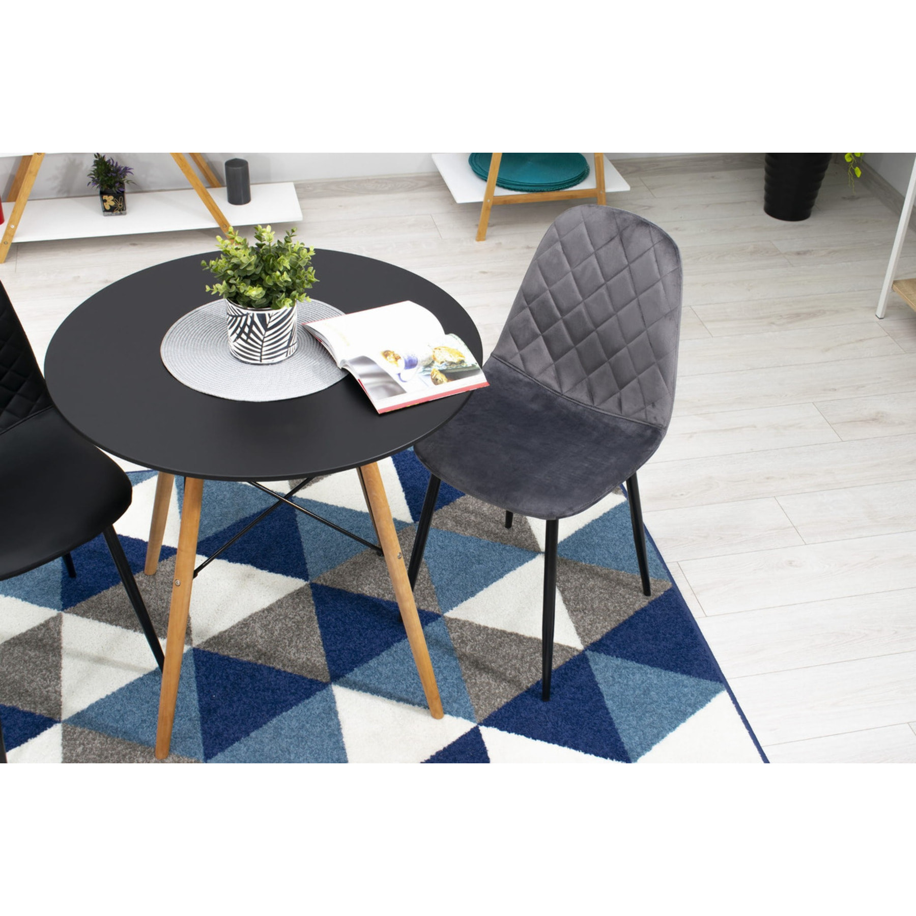 Sedia Asti in velluto grigio scuro con gambe in metallo