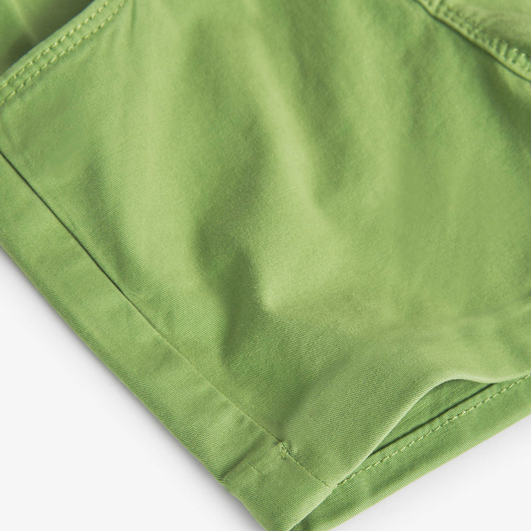 Bermudas para niÃ±o en algodÃ³n liso de color verde, Camiseta