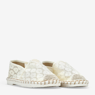 Alpargatas planas blancas con encaje