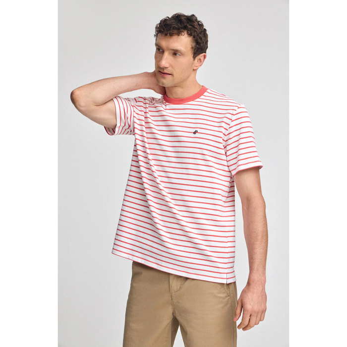 Camiseta de rayas color coral y beige con monograma bordado