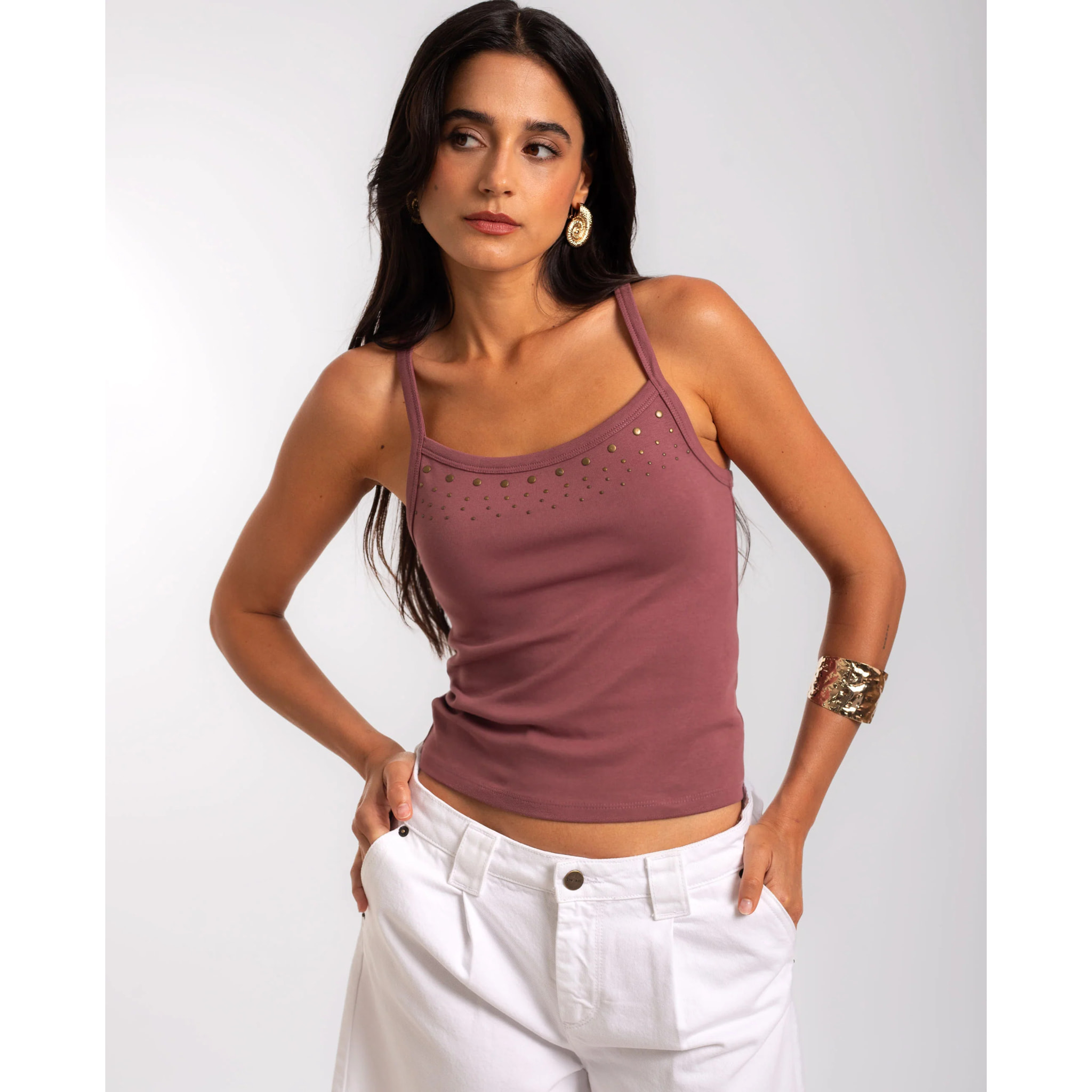 Top de mujer con tachuelas frontales