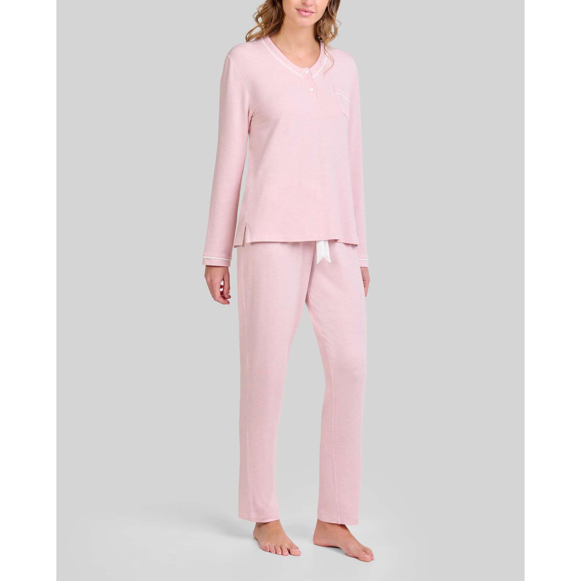 Pijama mujer tejido vigoré, escote en pico decorado con adorno y abertura con botones, cómoda manga larga y pantalón largo