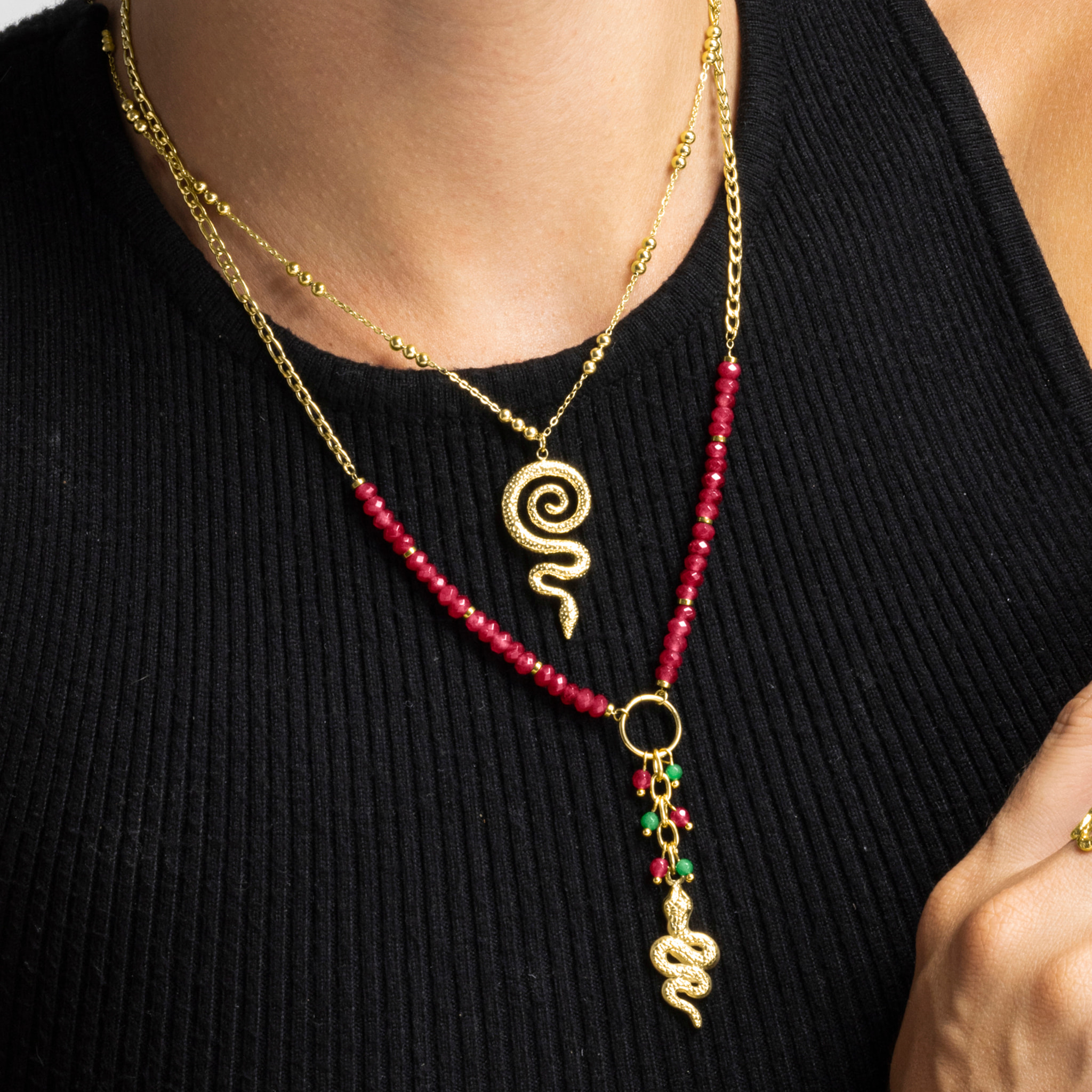 Collar con Cristal Rojo acabado oro 18k
