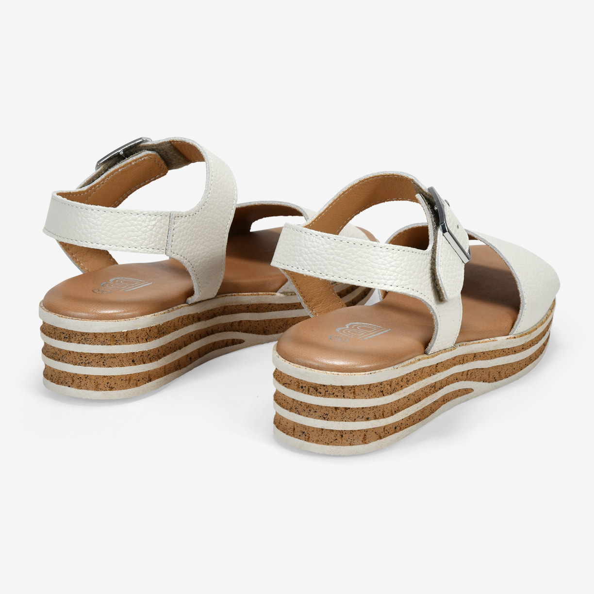 Sandalias beige en piel con cuña