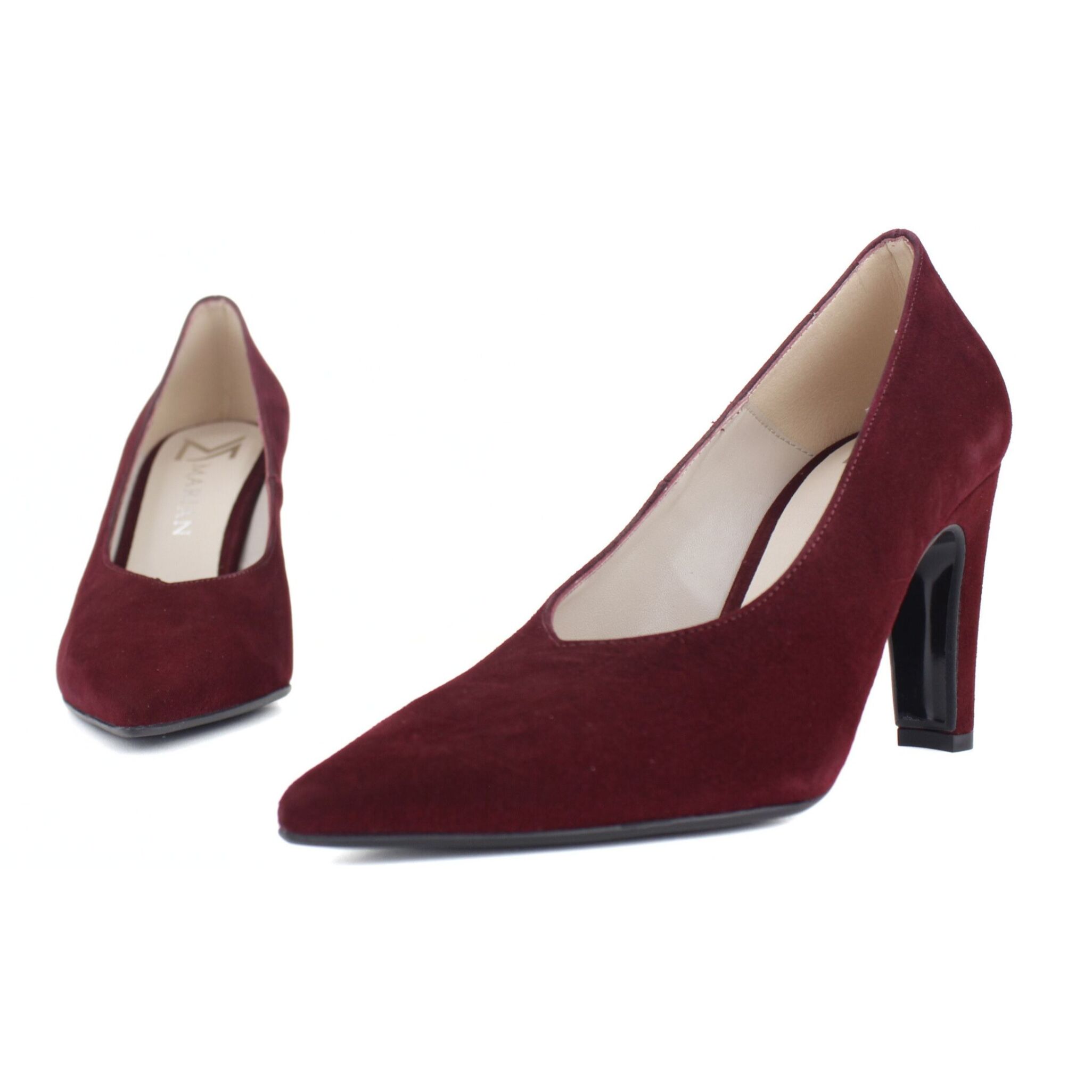 Salón de ante color burdeos con escote en pico. Tacón de 9 cm