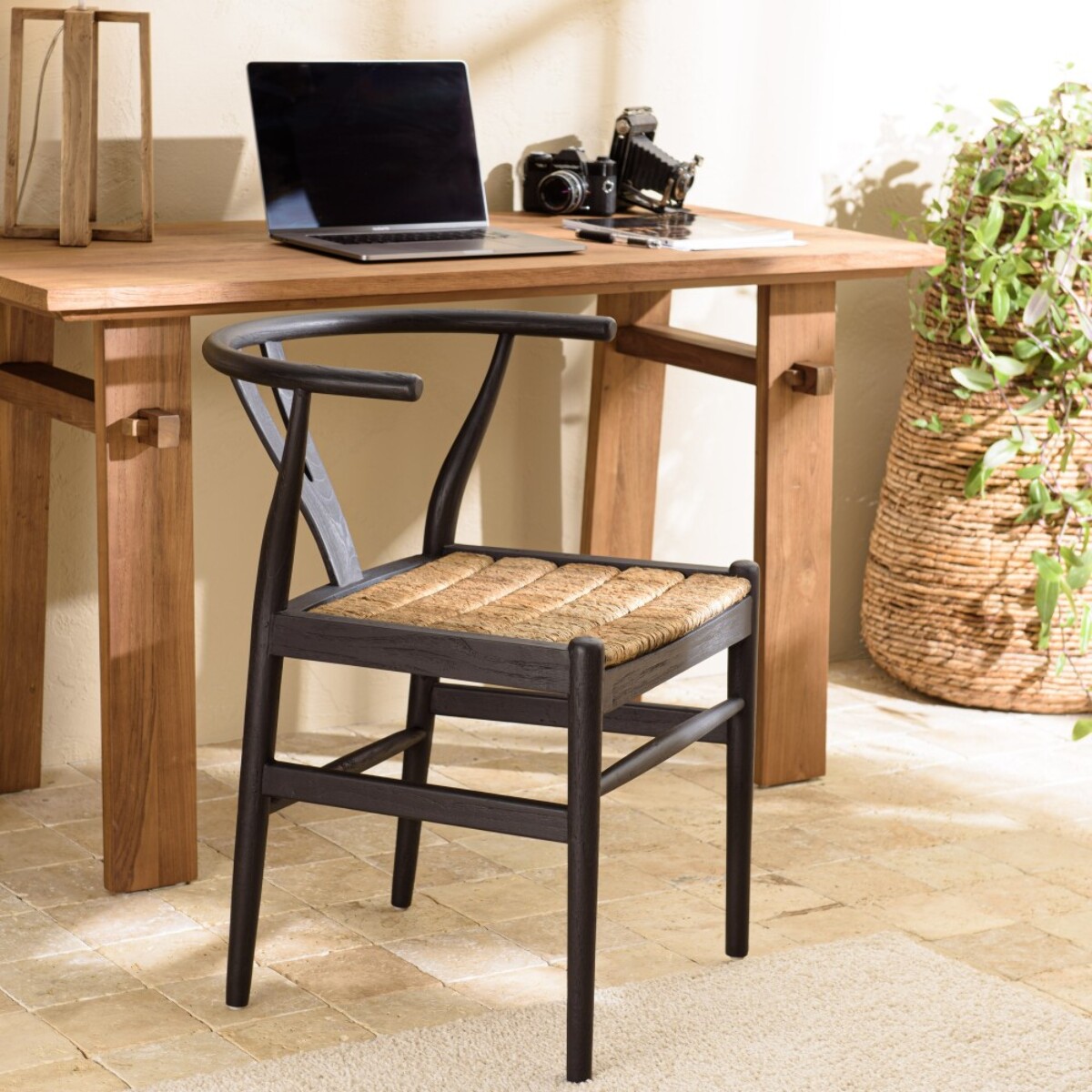 SIXTINE - Chaise noire en bois de teck recyclé dossier arrondi