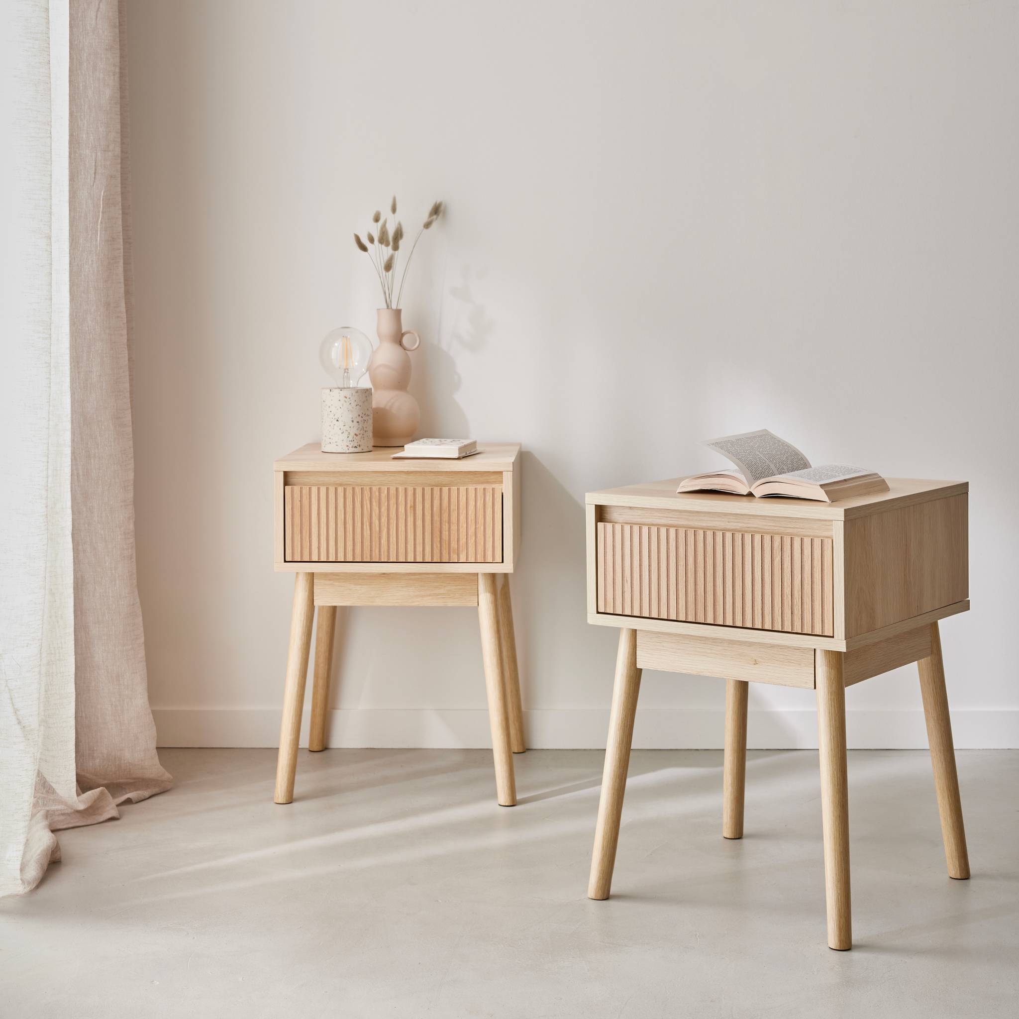 Lot de 2 tables de chevet avec un tiroir. Panneaux stratifiés couleur naturelle. Pied en bois de sapin.  L 39 x 39 x H 55.4cm LINEAR