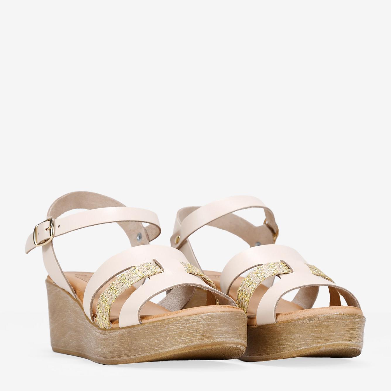 Sandalias de piel beige con cuña efecto madera