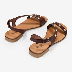 Sandalias planas marrones en piel con tachas