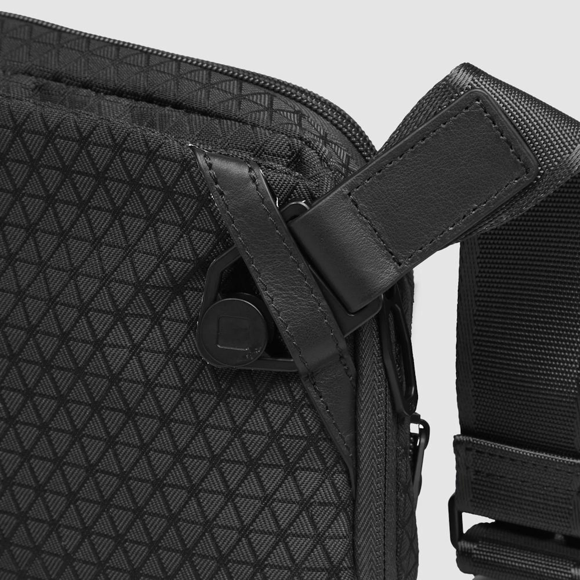 Piquadro Marsupio espandibile in tessuto riciclato con sistema di sicurezza antifurto e protezione RFID