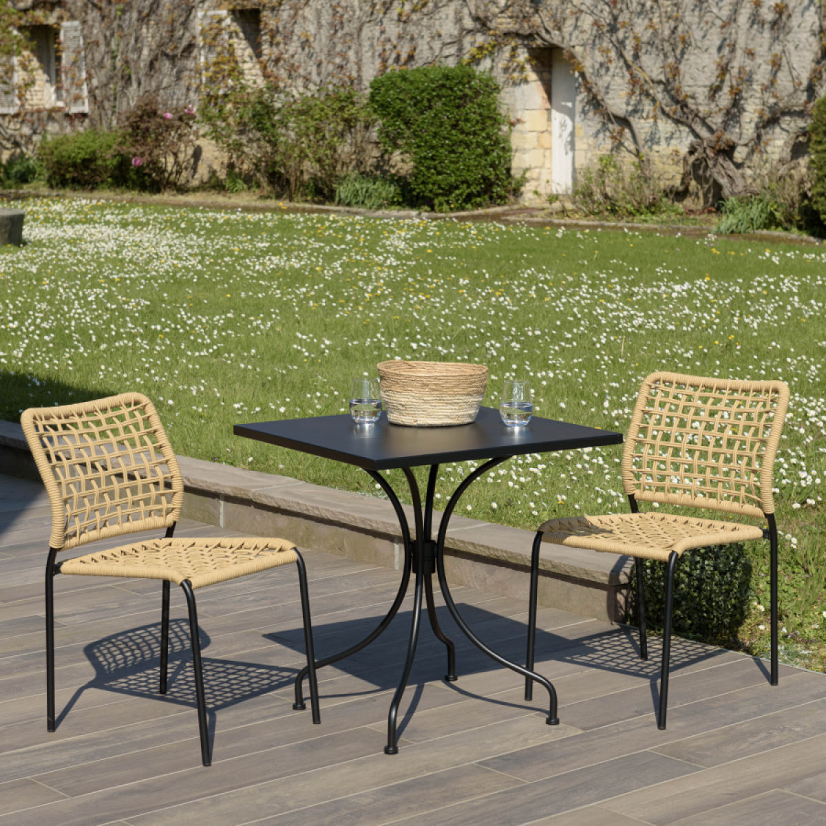 VIANNEY - Salon de jardin 2 personnes en acier noir - 1 table carrée 70x70cm et 2 chaises en cordage tressé beige