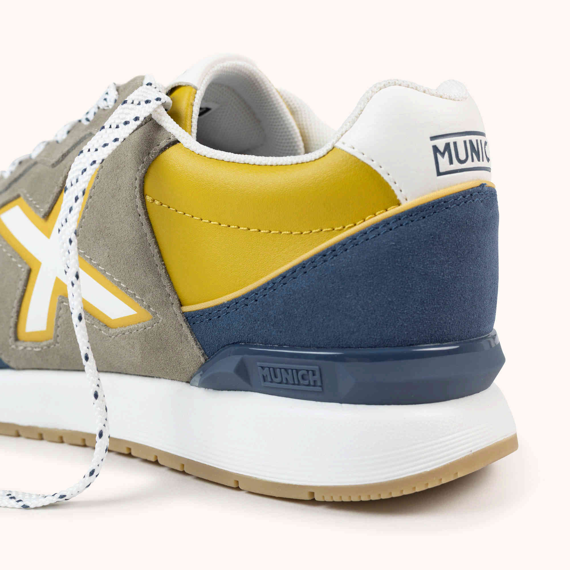 Zapatilla Retro Running en Ante Gris y Mostaza con Detalles Azules MUNICH DASH PREMIUM 278