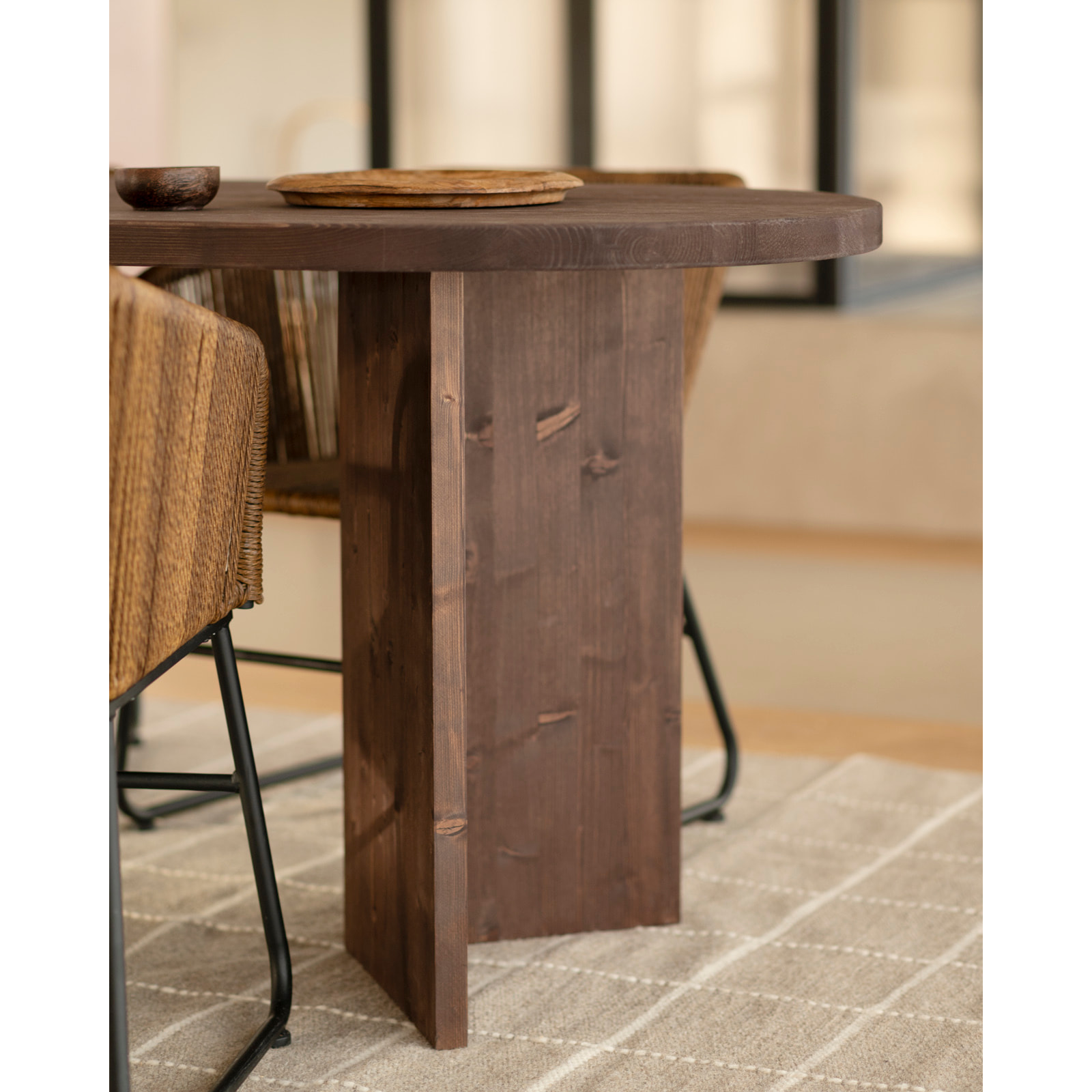 Table à manger en bois massif ton noyer en différentes tailles