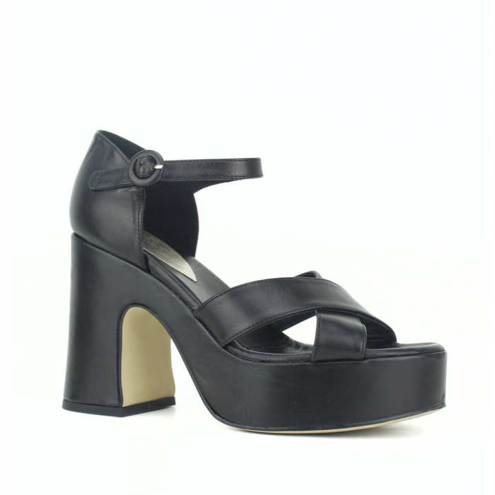 Sandalia plataforma de piel con tiras cruzadas. Tacón 9 cm
