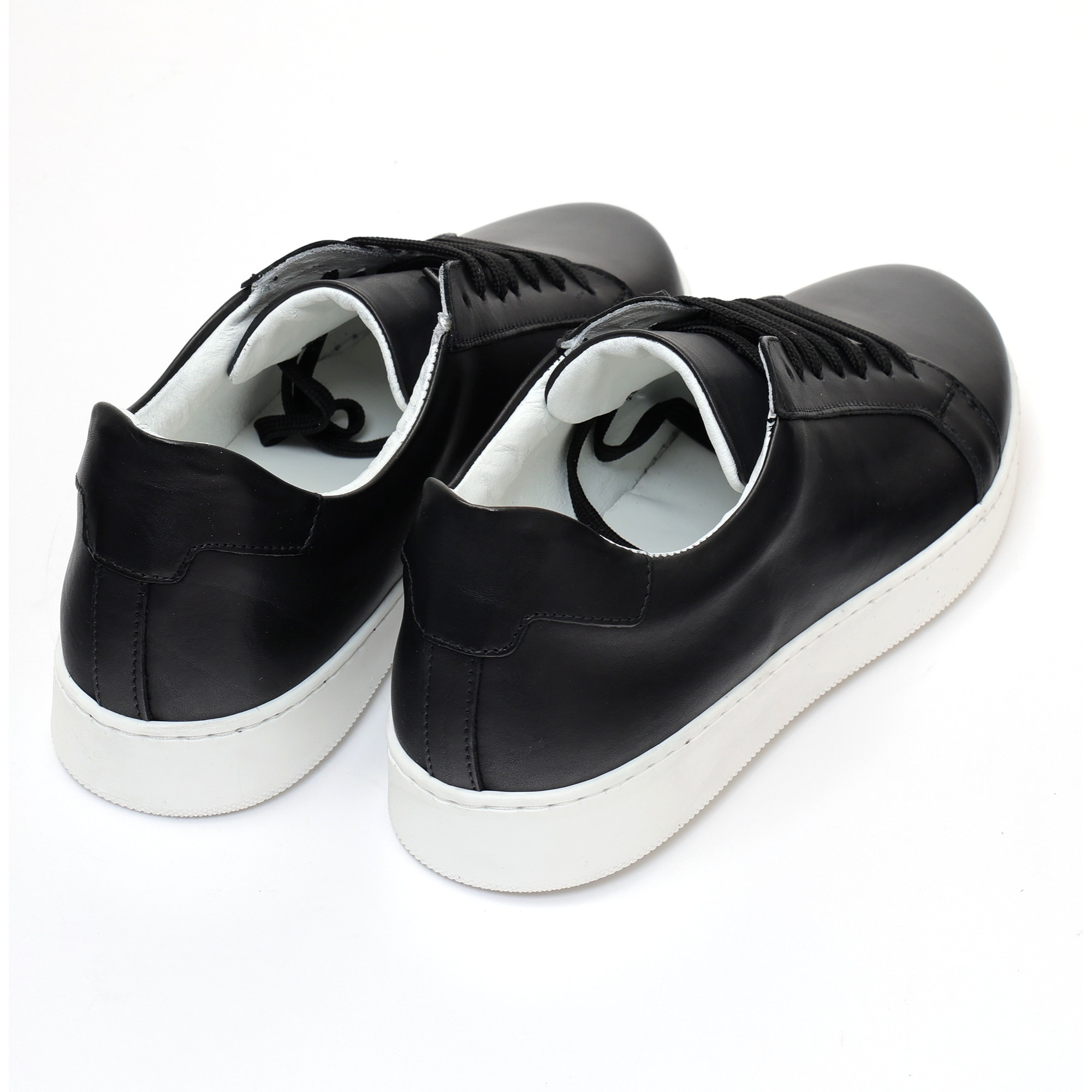 Sneakers stringate in pelle di vitello Nero