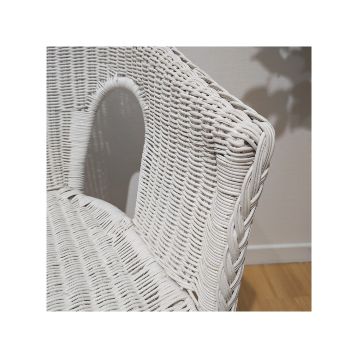 Fauteuil en rotin blanc tressé avec accoudoirs, pour jardin et intérieur - VIVIA