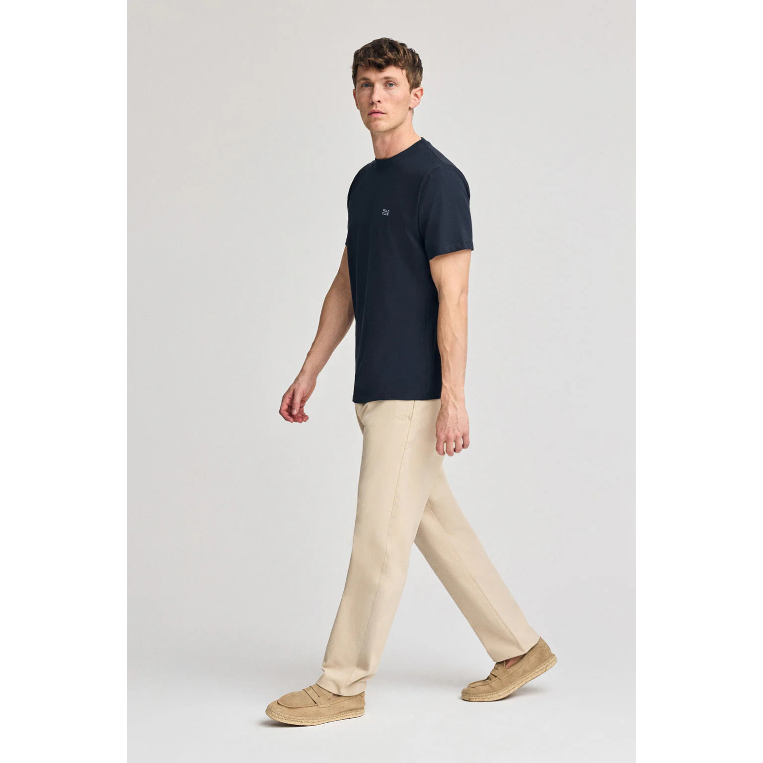 Maglietta blu marino basic a girocollo con particolare ricamato