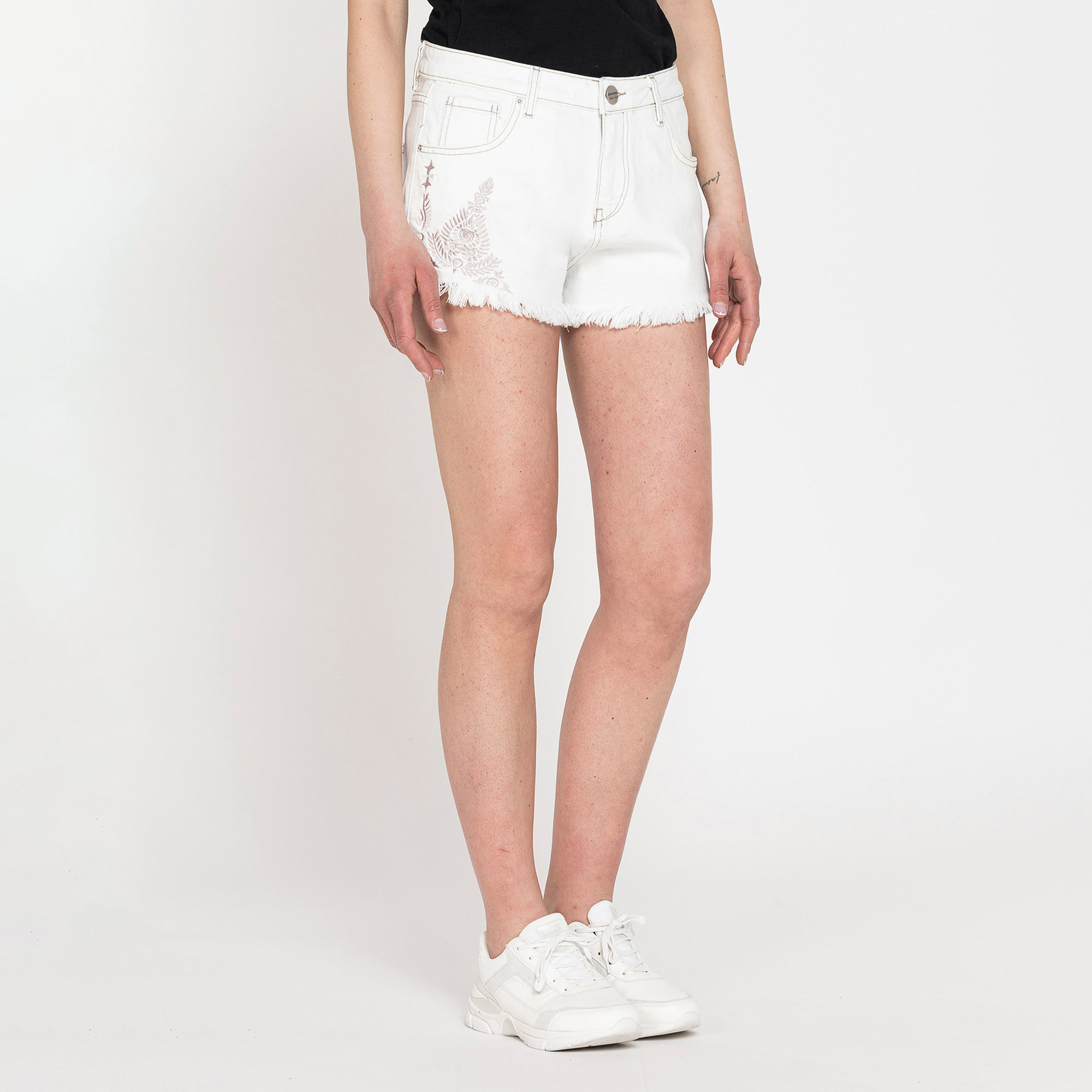 PANTALONE CORTO IN DENIM STRETCH, MODELLO 757. Vita regolare e gamba regolare.