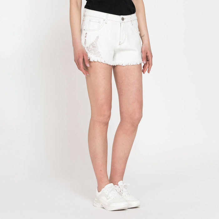 PANTALONE CORTO IN DENIM STRETCH, MODELLO 757. Vita regolare e gamba regolare.