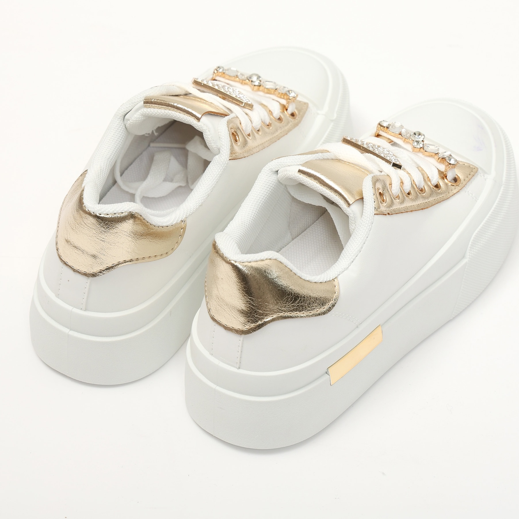 Sneakers in simil pelle con dettagli gioiello