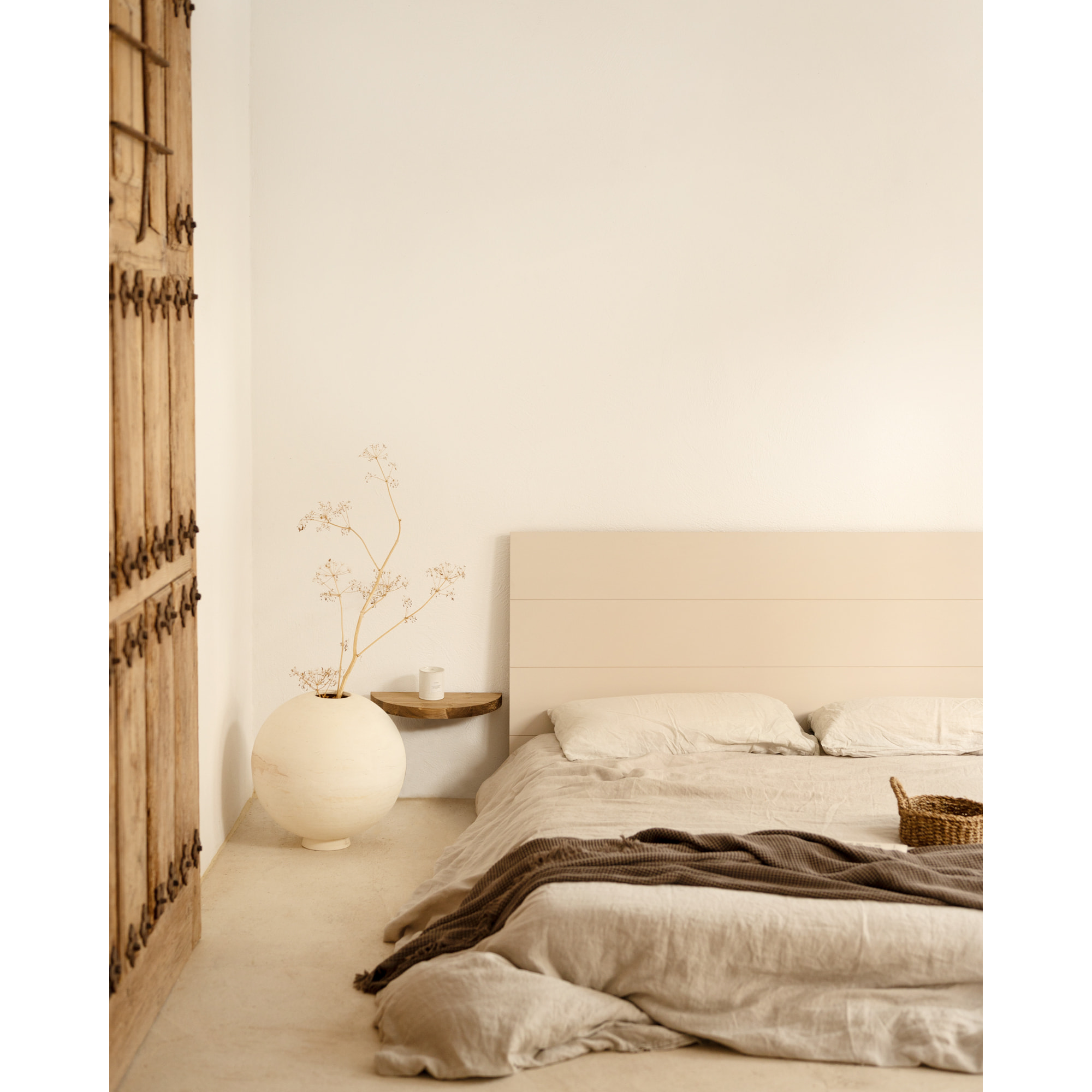 Mesita de noche de madera maciza flotante en tono roble oscuro de 3x40cm Alto: 3.2 Largo: 40 Ancho: 19.5