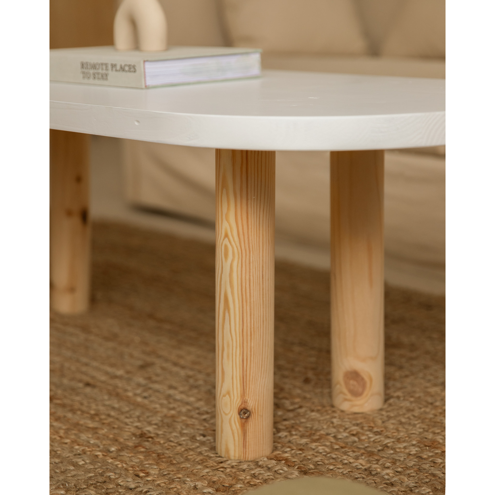 Mesa de centro ovalada de madera maciza sobre en tono blanco y patas tono natural de 40x120cm Alto: 40 Largo: 120 Ancho: 50