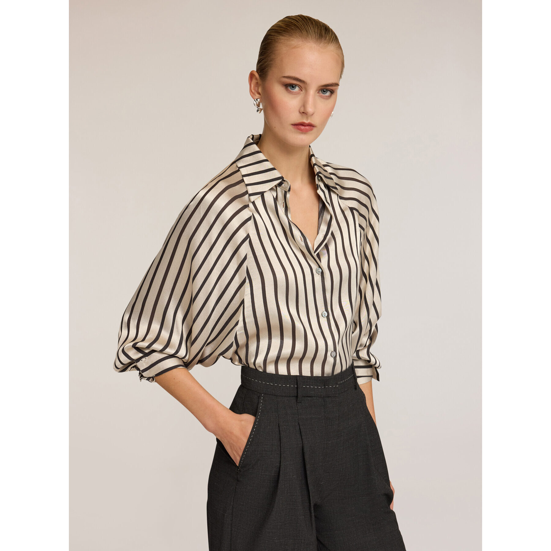 Motivi - Camisa a rayas con mangas over - Gris