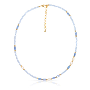 Collana di cristalli blu e perle naturali con chiusura a moschettone.