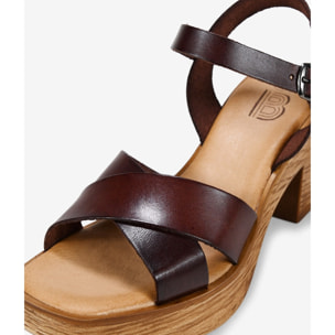 Sandalias de piel marrones con tacón de madera