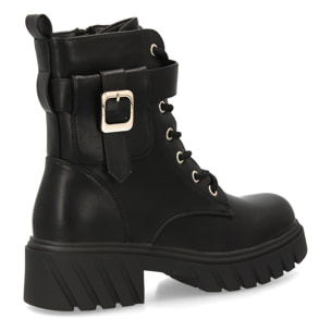 Botín militar con hebilla decorativa y diseño moderno.