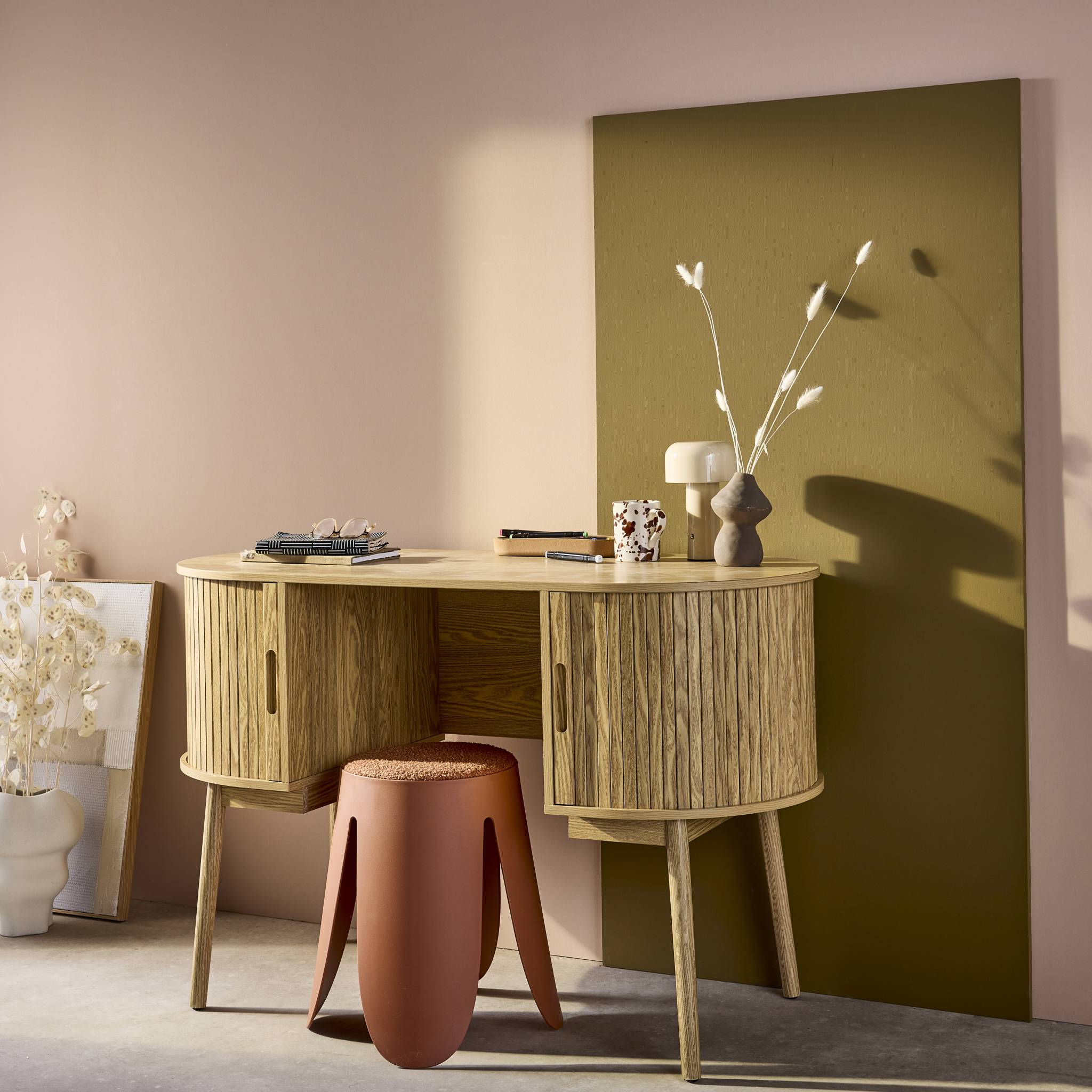 Bureau ovale effet bois rainuré avec deux espaces de rangement. L 120 x P 55 x H 77 cm