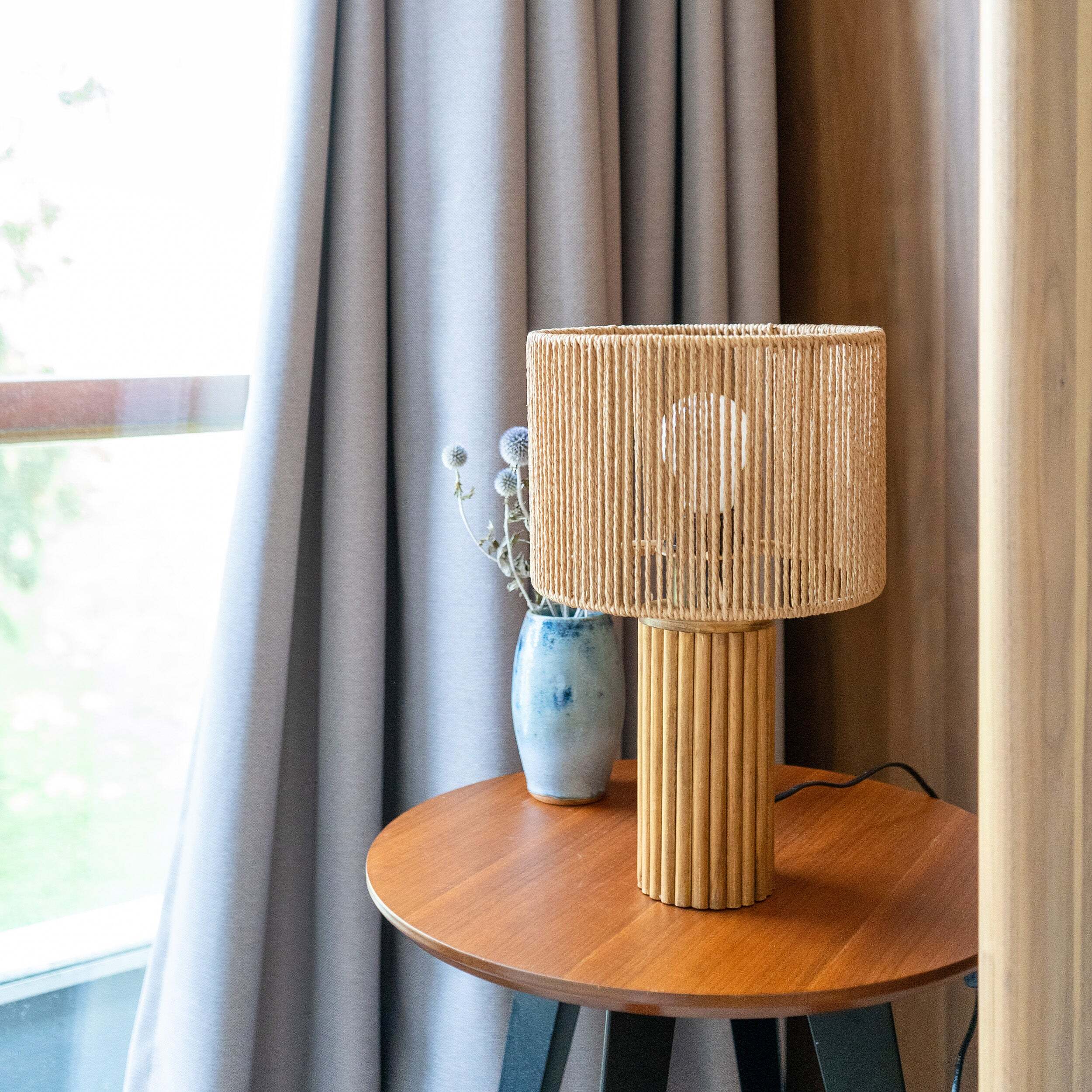 Lampe en papier de corde et socle en rondin de bois - Mira