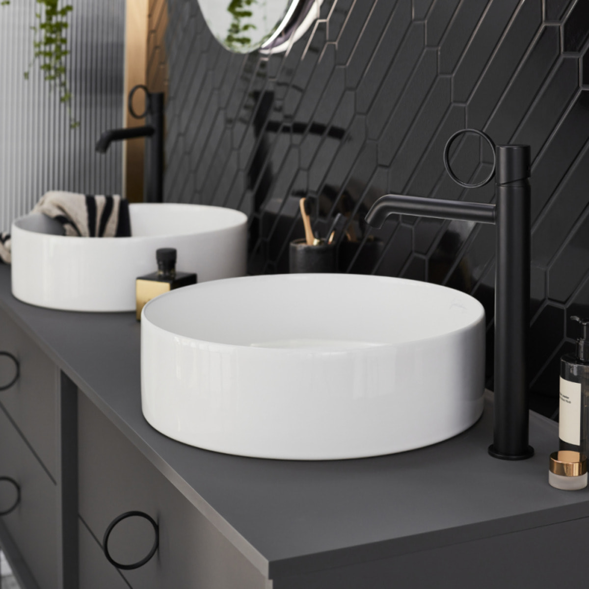 Mitigeur lavabo haut Vivienne noir mat avec bague noire mate