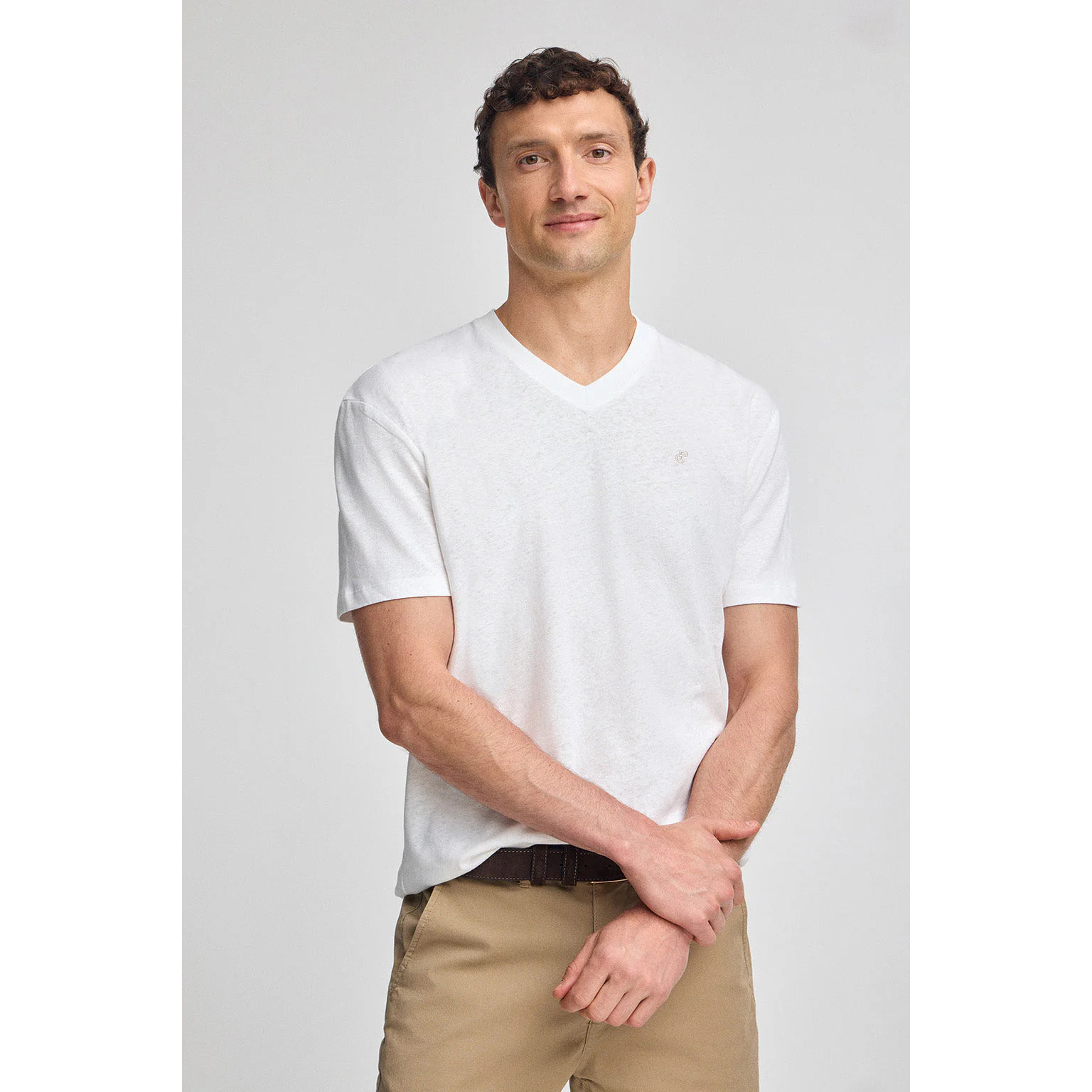 Camiseta blanca en lino y algodón de cuello en pico y monograma bordado