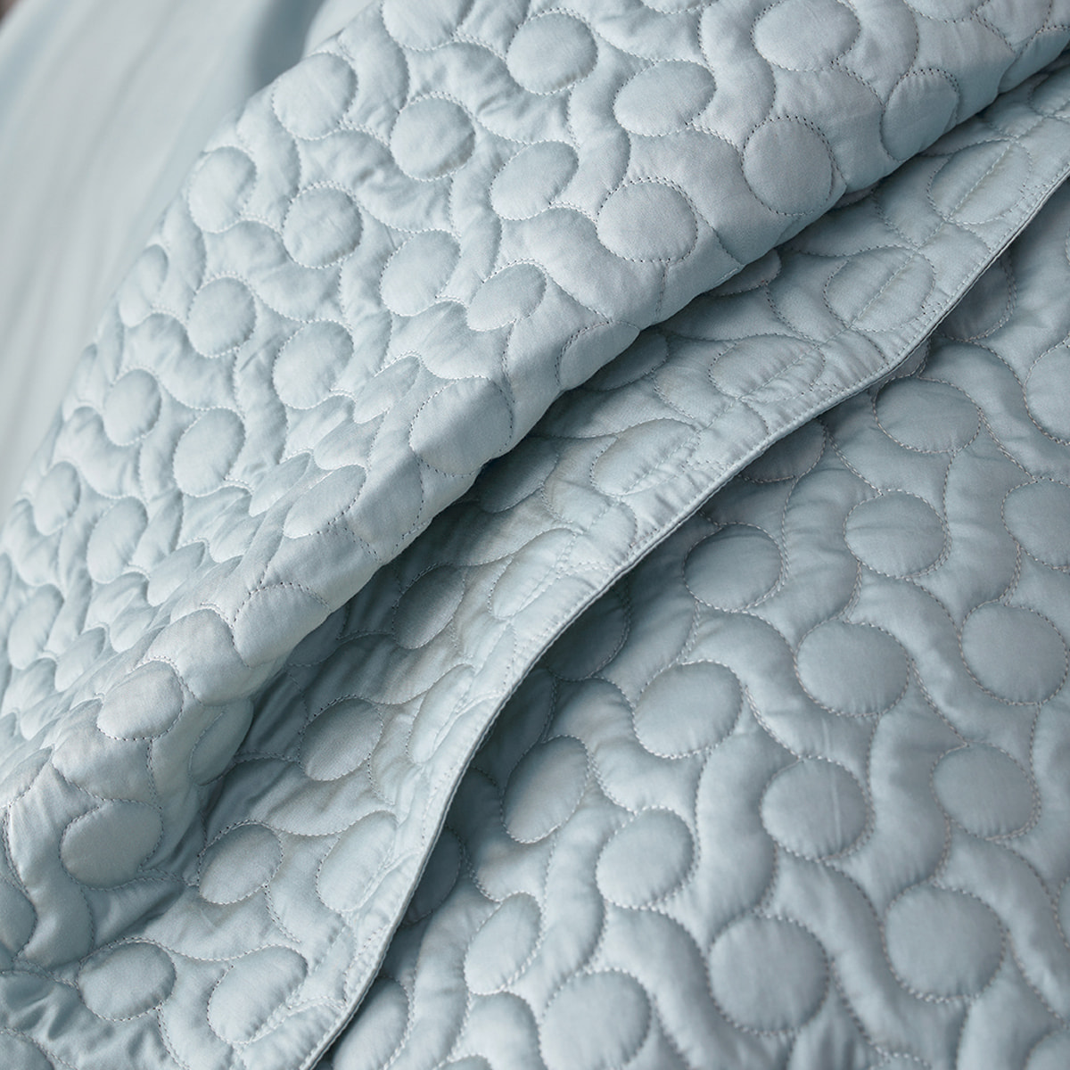 Couvre-lit matelassé uni en satin de coton bio, POESIE, Bleu baltique