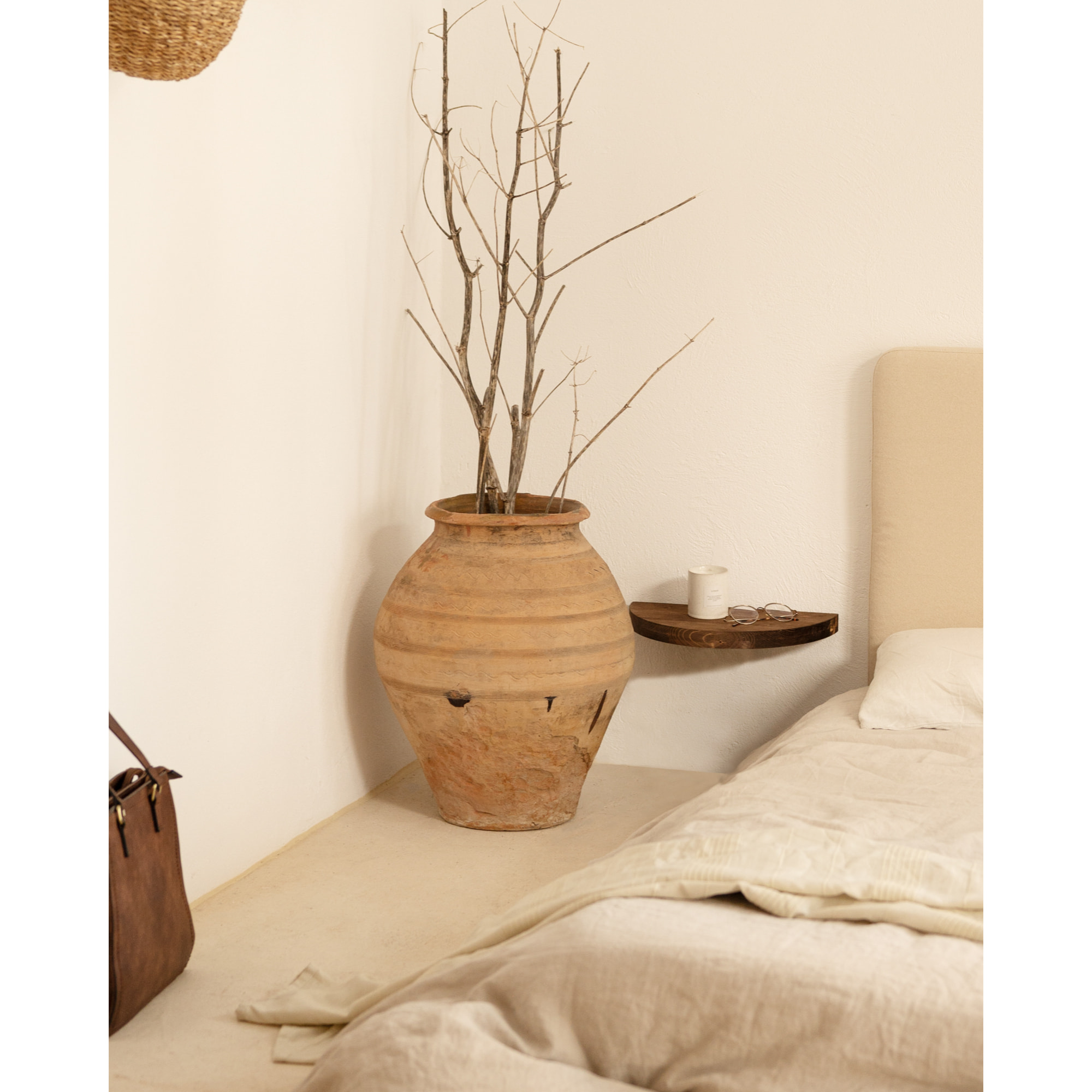 Table de chevet flottante en bois massif ton noyer 3x40cm Hauteur: 3.2 Longueur: 40 Largeur: 19.5
