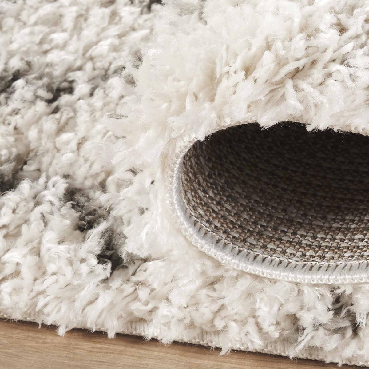 Tapis Shaggy longues mêches et aux motifs traditionnels Berbères