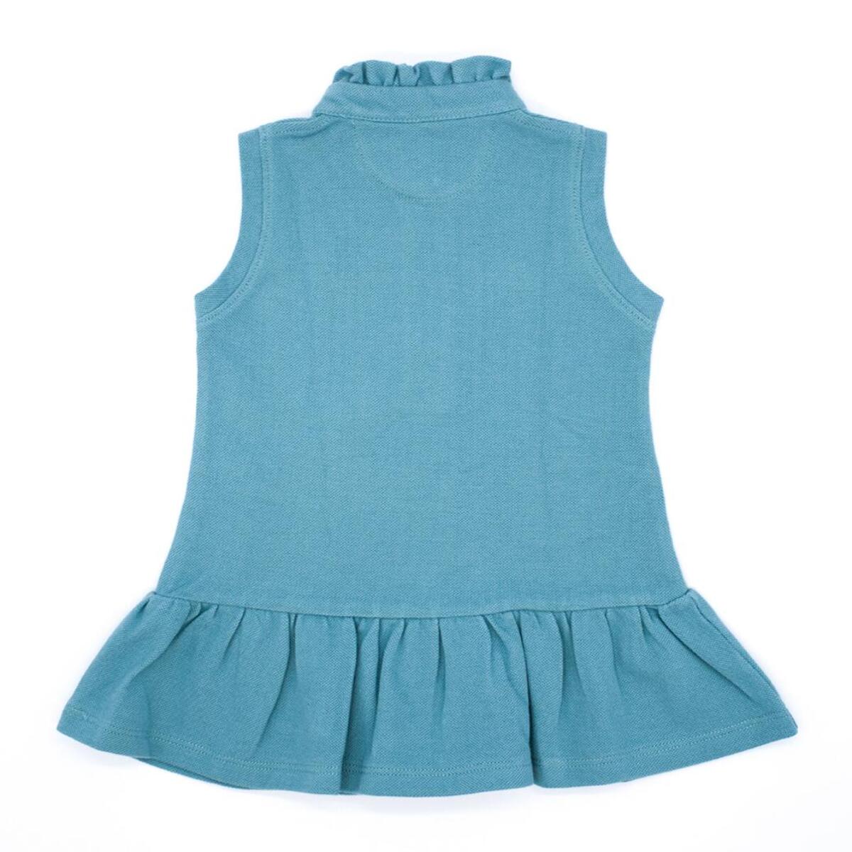 Vestido de polo verde, sin mangas con volante en el cuello y en el bajo.