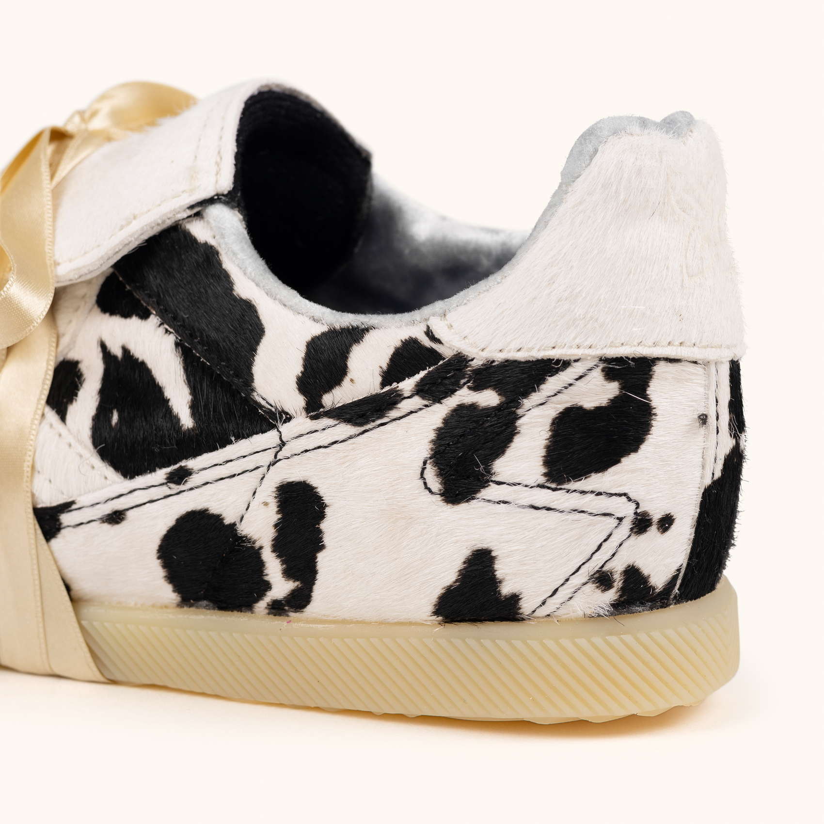 Sneakers de Estilo Fútbol Retro-Futuro con Estampado de Vaca Blanco y Negro MUNICH MUNDIAL STRADA COW 02