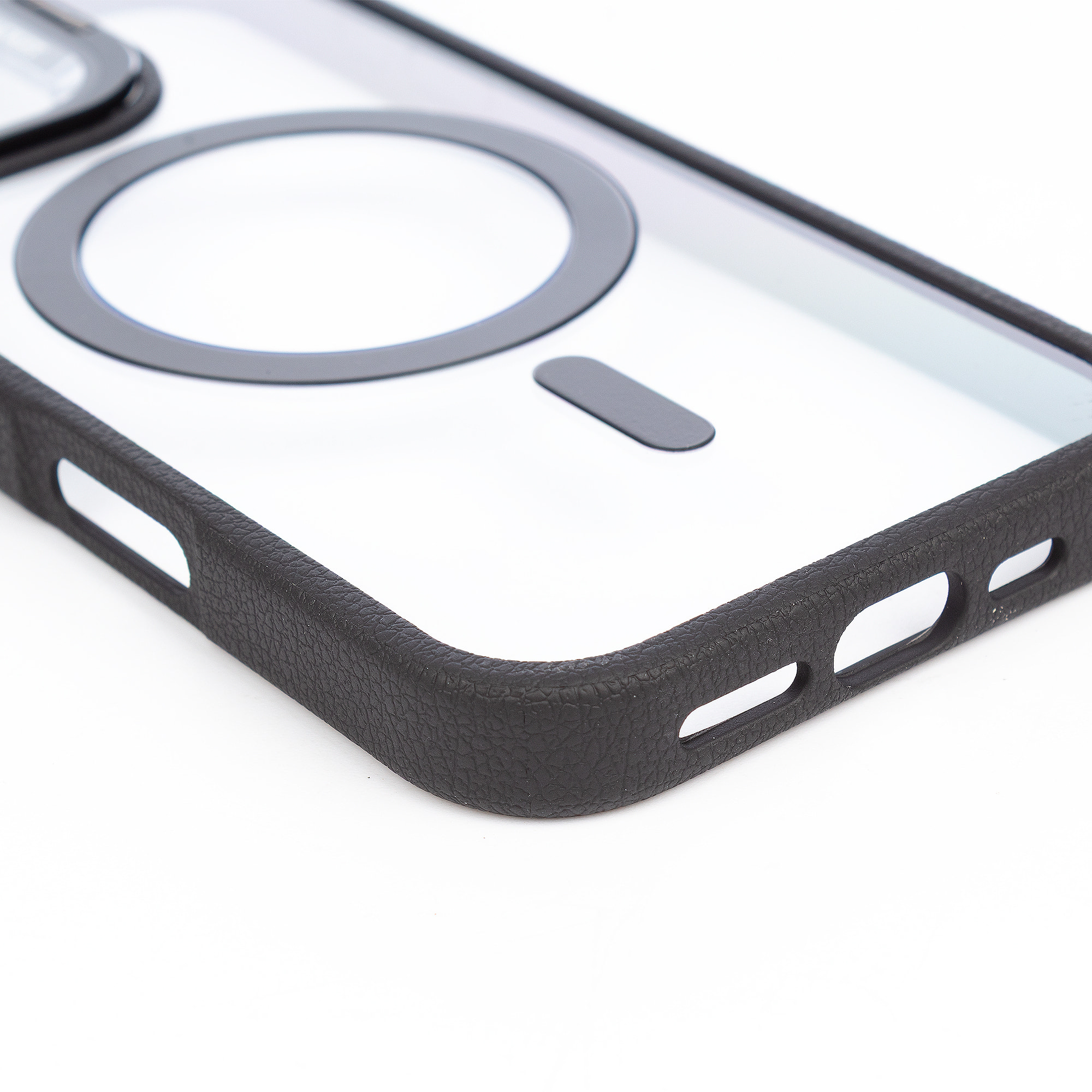 Carcasa transparente con cubierta de cámara abatible que funciona como soporte, bordes negros. MagSafe para iPhone 17.