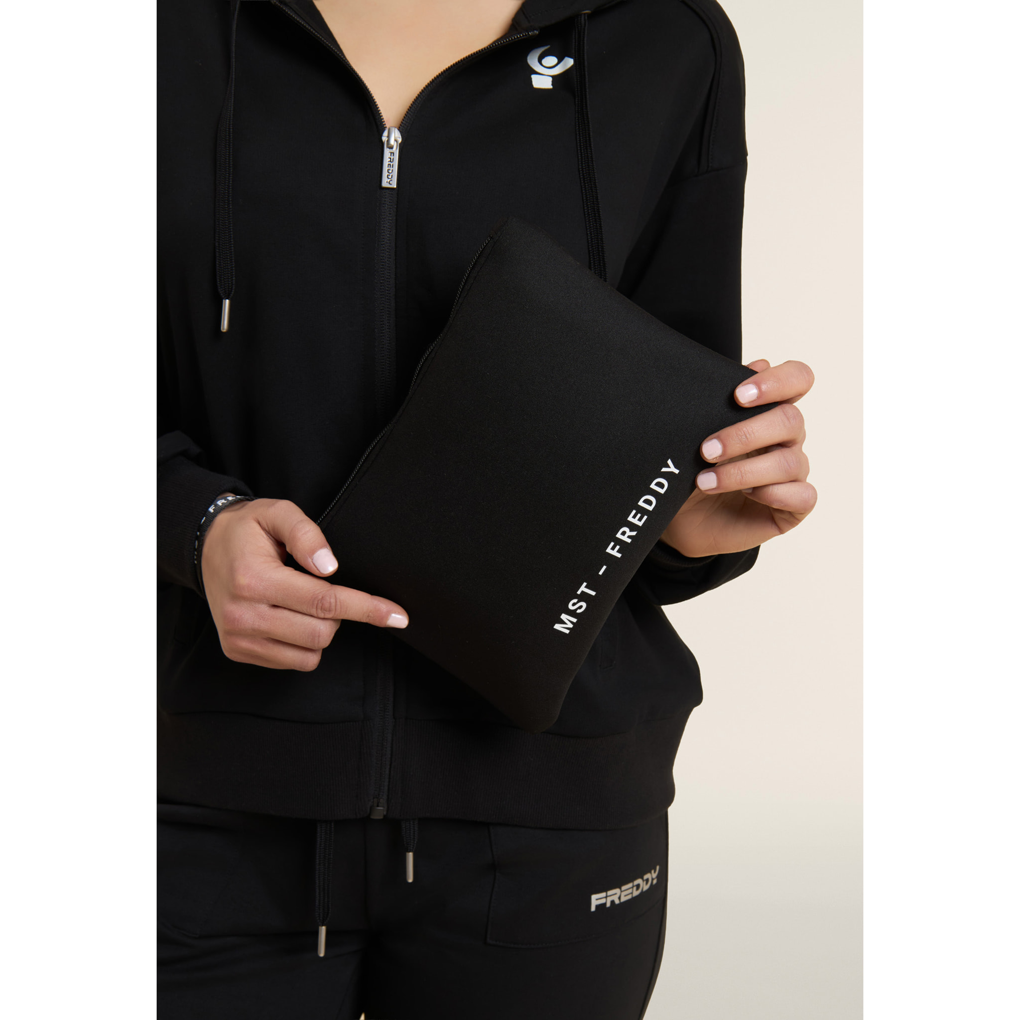 Bustina in neoprene con zip e logo FREDDY MST