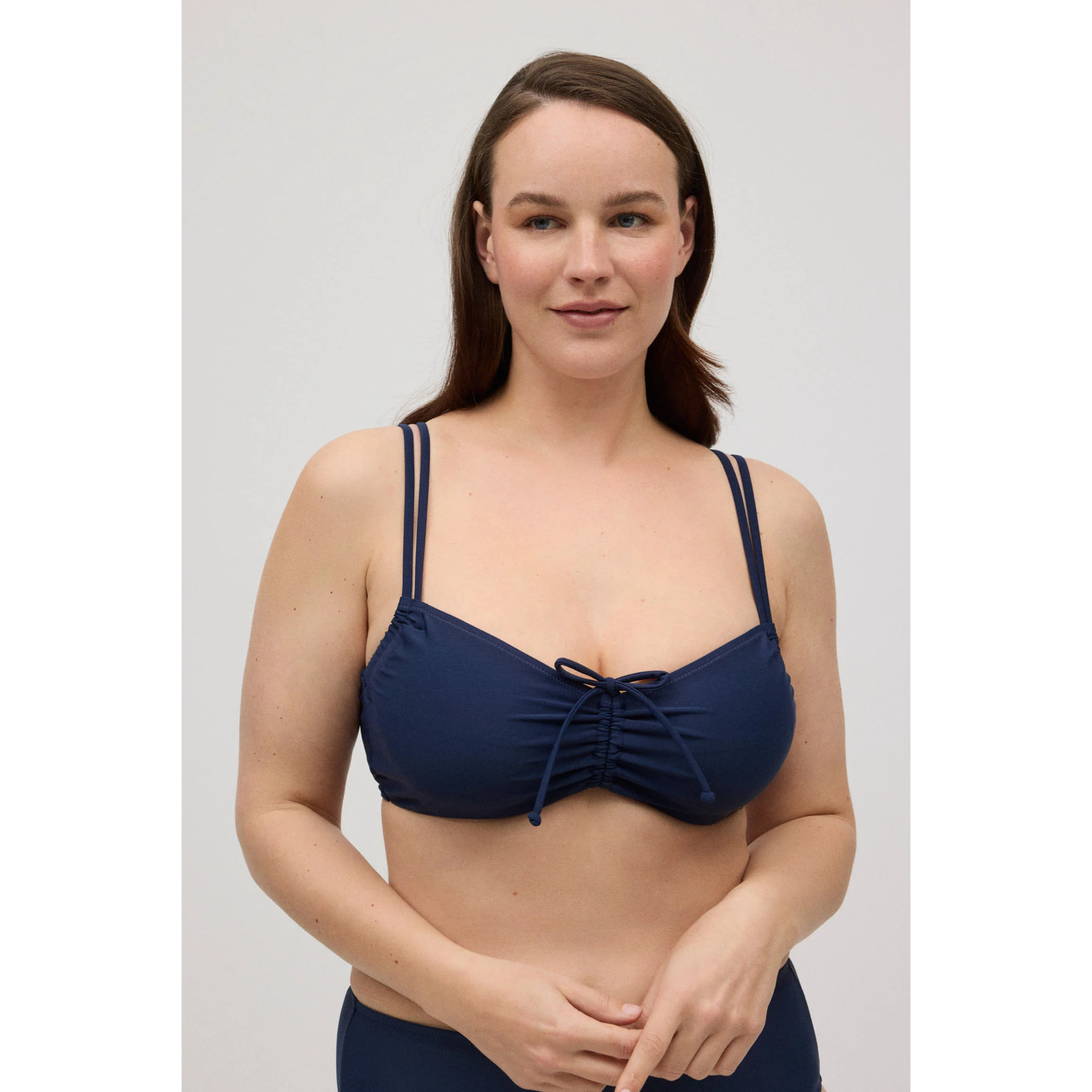 Top da bagno blu navy minimizzante per coppe grandi D e F