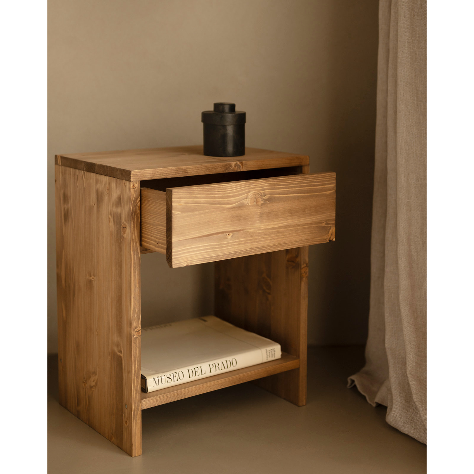 Pack de 2 mesitas de madera maciza con un cajón en tono roble oscuro de varias medidas