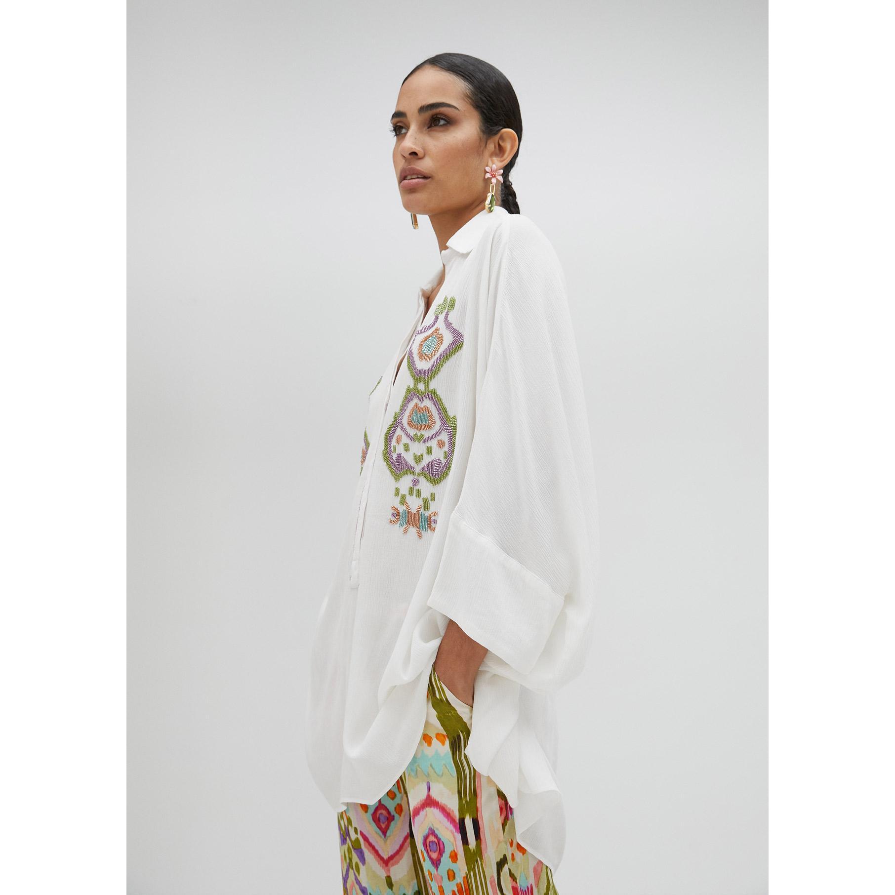 Camicia corta con maniche ricamate sul petto