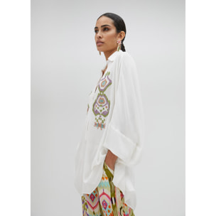 Camicia corta con maniche ricamate sul petto