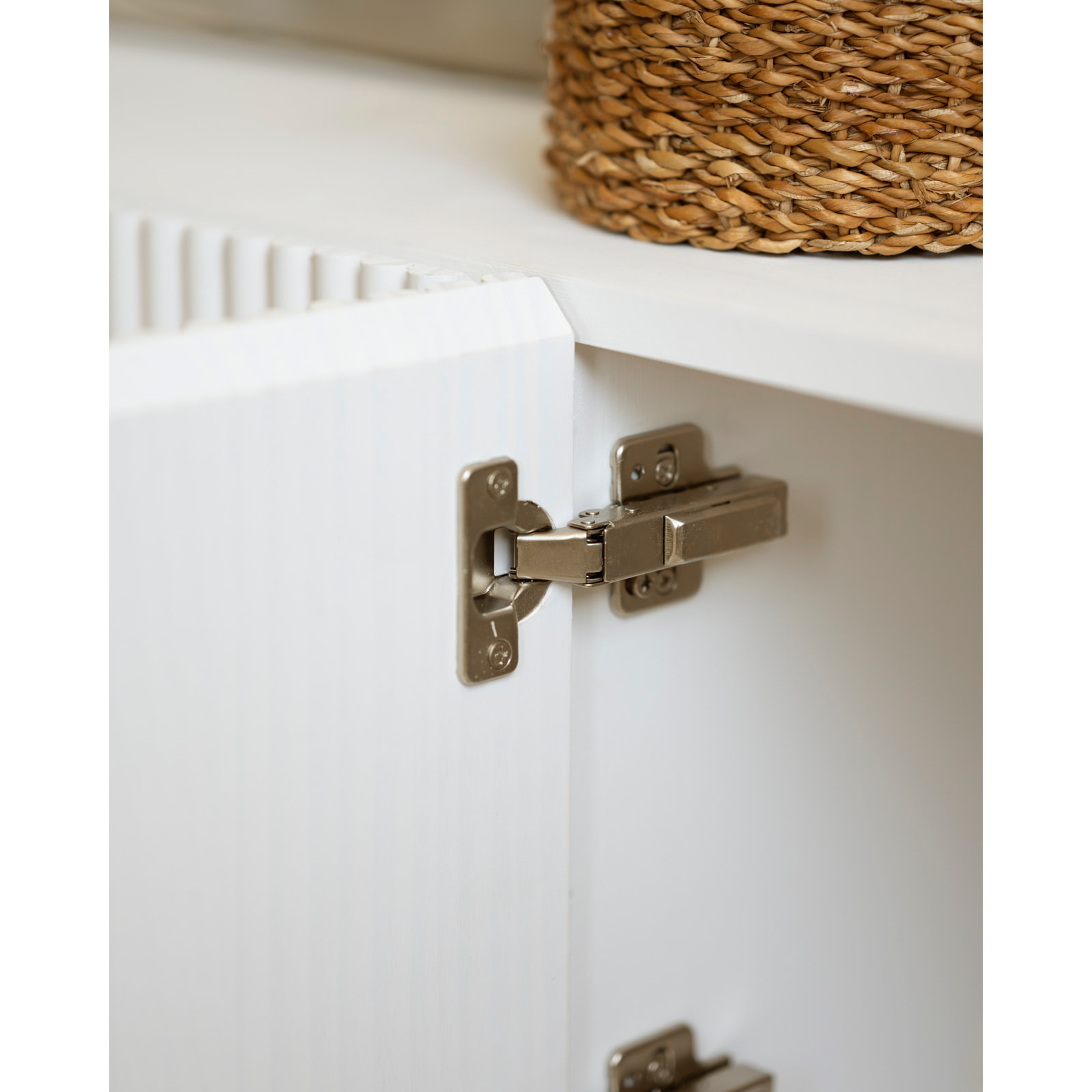 Mueble TV de madera de abeto y pino en tono blanco 152x42cm Alto: 45.5 Largo: 152 Ancho: 42