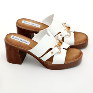 Sandali in simil pelle con tacco comodo quadrato ed applicazione color oro