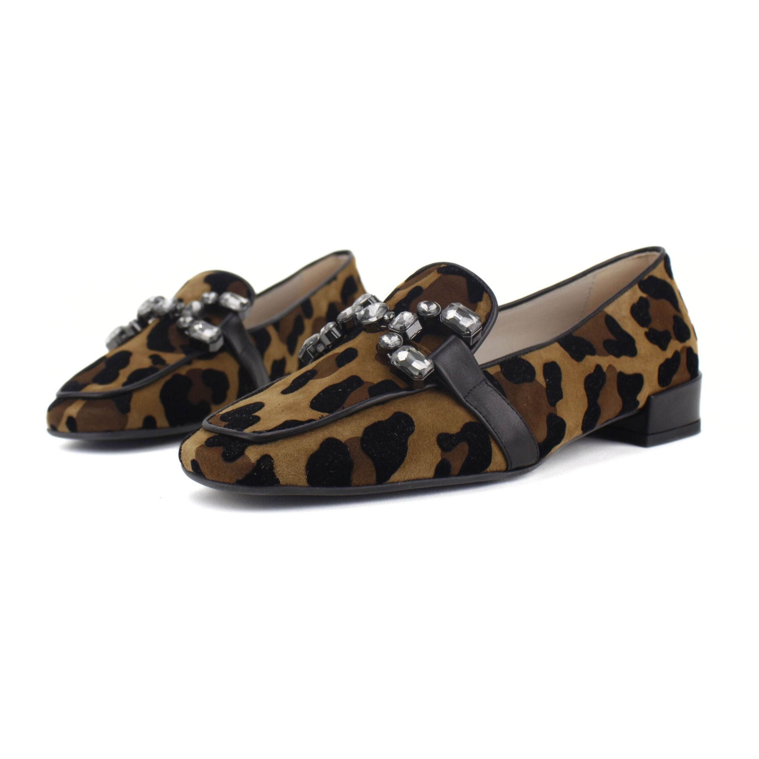 Mocasín de ante en animal print con adorno joya