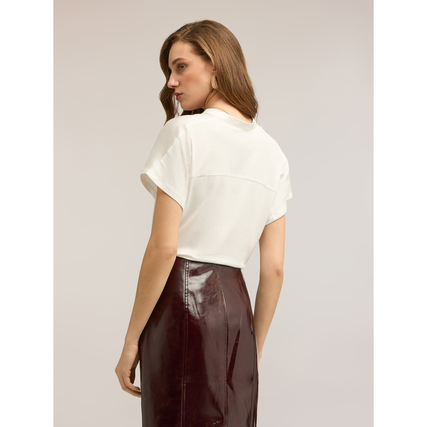 Motivi - Camiseta de raso con escote de serafina - Blanco